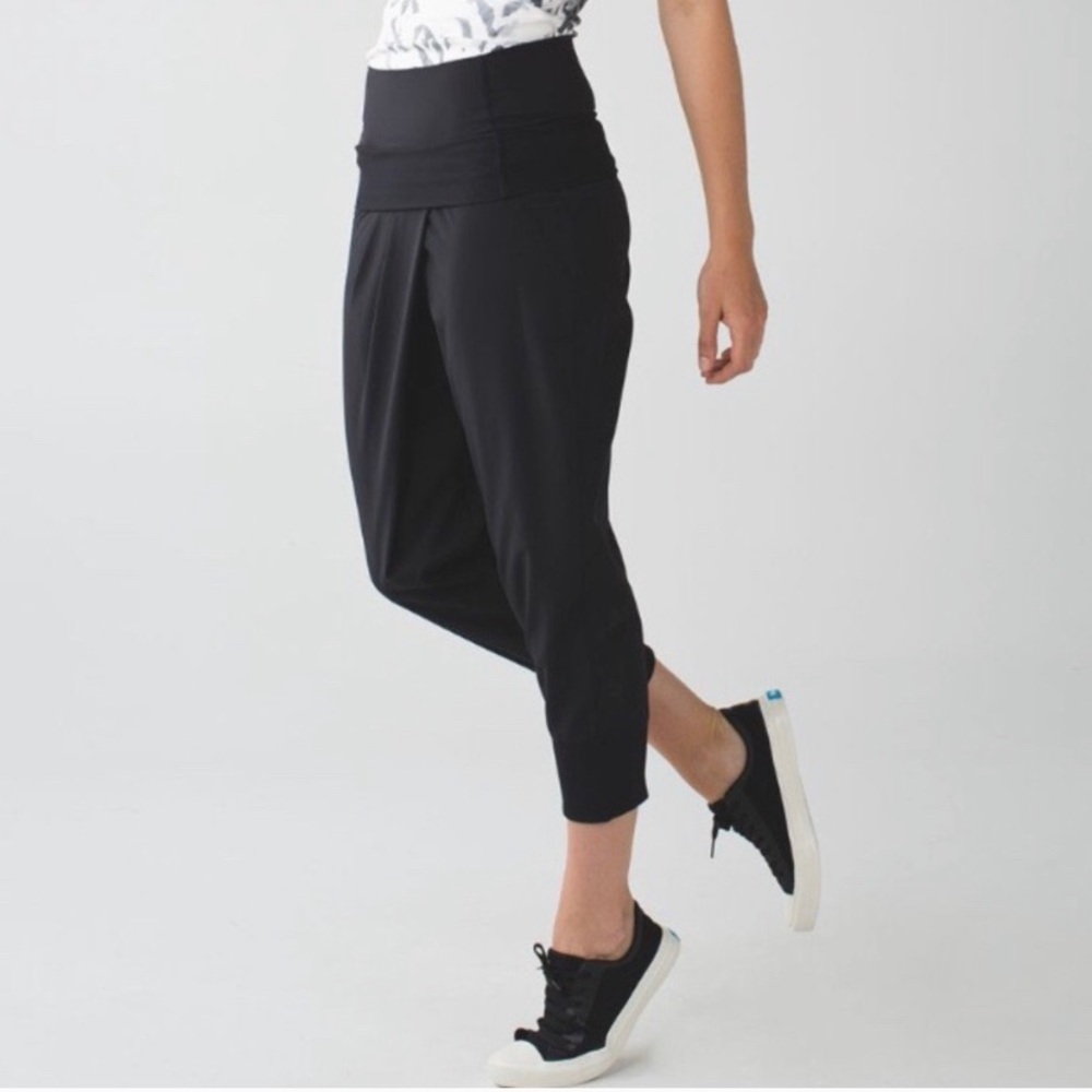 Lululemon black dance to yoga jogger Capri 4